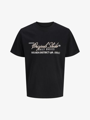 Tricou negru cu mâneci scurte și gât rotund, cu text alb pe față care spune "Certified Originals Studio Daily Basics Holmen District cph. 1990".