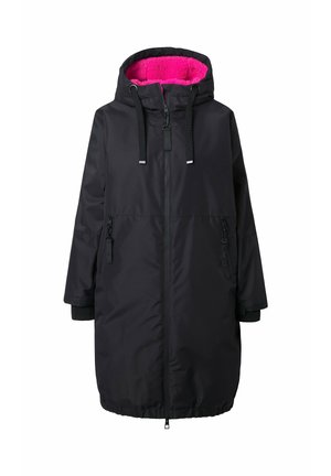 Cappotto lungo nero con fodera in pile rosa, cappuccio regolabile con coulisse, tasche laterali e polsini elasticizzati. Tessuto esterno liscio e chiusura con zip.