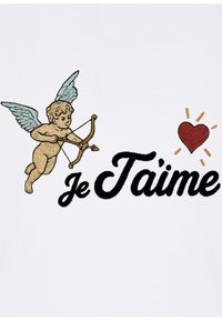 Un tissu blanc brodé avec un chérubin aux ailes bleues, tenant un arc, accompagné du texte "Je T'aime" en noir et d'un détail en forme de cœur rouge.