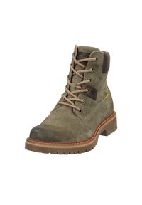 Olivgrüne Wildleder-Ankle-Boots mit braunen Lederelementen, Metallösen und beigen Schnürsenkeln. Verfügt über eine robuste Gummisohle mit Grip-Mustern.