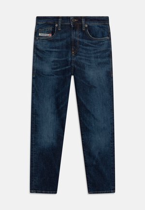 Jeans in denim scuro con design a gamba dritta, dotati di cinque tasche, sbiaditure sottili e cuciture gialle a contrasto. Chiusura con bottone e zip.