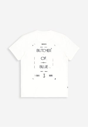 Wit T-shirt met korte mouwen, bedrukt met een zwart grafisch ontwerp en de tekst "BUTCHER OF BLUE" met geometrische accenten op de achterkant.