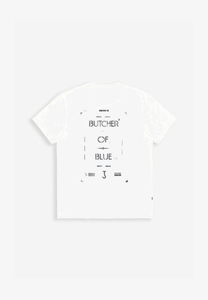 Weißes T-Shirt mit kurzen Ärmeln, auf der Rückseite ein schwarzes Grafikdesign mit dem Text "BUTCHER OF BLUE" und geometrischen Akzenten.