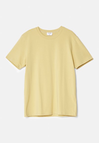 Camiseta amarilla de manga corta hecha de algodón suave, con cuello redondo y corte recto, sin patrones ni acentos visibles.