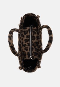 Bolso de mano de estampado de leopardo hecho de tela suave. Cuenta con dos asas resistentes, un cierre de cremallera y un espacio interior visible desde la vista superior.