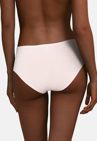 Hochgeschnittener, nahtloser Bikiniunterteil in hellrosa. Glatte Textur mit einem dehnbaren Bund, entworfen für Komfort und minimale Sichtbarkeit.