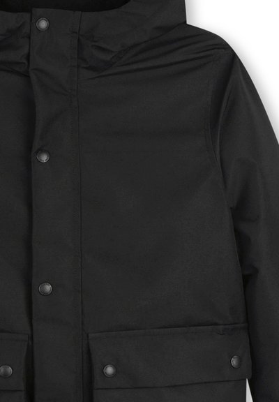 Veste imperméable noire avec un col montant, des boutons-pression et deux poches avant. Présente une texture lisse et un design moderne.