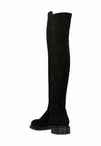 Černé nadkolenní boty vyrobené z měkké semišové kůže, s bočním zipem, robustním podpatkem a elegantním zakřiveným designem.