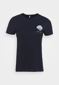 Tmavě modré bavlněné tričko s krátkými rukávy a kulatým výstřihem, zdobené grafikou mušle a textem "ŠŤASTNÝ JAKO MUŠLE" v zlaté barvě.