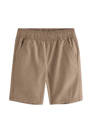 Dreng iført stråhat, t-shirt med tropisk print, brune shorts, sokker med tukan-mønster og beige sko, stående mod ensfarvet baggrund.