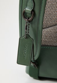 COACH HITCH BACKPACK - Batoh - hunter green