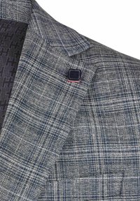 Blazer en tartan gris et marine avec un tissu texturé, des revers notés et une doublure intérieure à motifs bleu foncé. Comprend une épingle de revers carrée.
