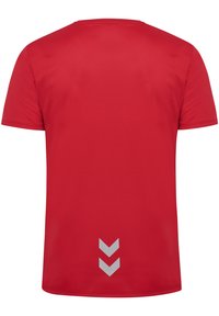 Rød kortærmet T-shirt lavet af glat stof, med rund hals og tre grå chevroner på den nederste del af ryggen.