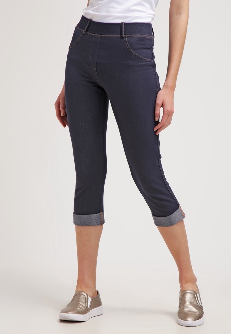 Mörk denim capribyxor med en slät textur, visade med en vikt manschett. Har framfickor och en figurnära design.