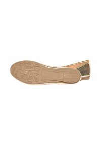 Ballo flat dorato senza allacciatura con punta arrotondata, suola beige texturizzata e rifiniture metalliche dorate lungo i bordi. Materiale superiore liscio.