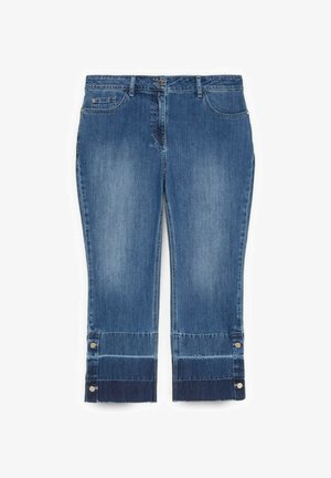 Modré džínové krátké kalhoty s knoflíkovými pásky u lemu, předními a mincovními kapsami a mírným vyblednutím na stehnech a kolenou.