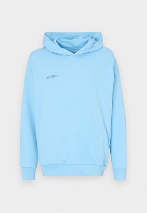 Hoodie azul-claro feito de algodão macio, com um bolso canguru à frente e um pequeno detalhe de texto impresso no lado esquerdo do peito.
