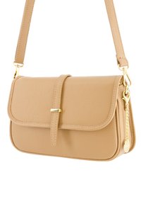 Beige Leder Umhängetasche mit Klappenverschluss, goldfarbener Hardware, strukturiertem Obermaterial und abnehmbarem Riemen. Verfügt über ein kleines Charme-Detail.