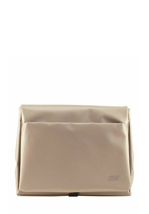 Borsa impermeabile beige con una texture liscia, forma rettangolare, tasca frontale e branding sottile nella parte inferiore. Presenta una chiusura sicura.