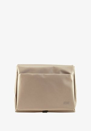 Borsa impermeabile beige con una texture liscia, forma rettangolare, tasca frontale e branding sottile nella parte inferiore. Presenta una chiusura sicura.