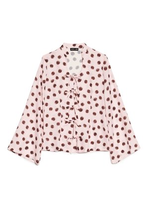 Blouse rose à pois marron, tissu léger, col en V avec liens décoratifs à l'avant, et manches longues évasées.
