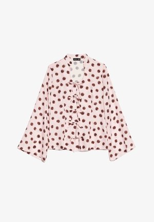 Różowa bluzka w brązowe grochy, lekka tkanina, dekolt w serek z ozdobnymi wiązaniami z przodu oraz rozszerzane długie rękawy.