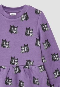 Paarse langemouwen jurk met een Gathered taille, voorzien van herhaalde zwart-witte paardenhoofdprints op zachte katoen.