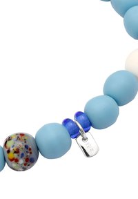 Perlenkette mit hellblauen, dunkelblauen und einem gemusterten Perle mit Sprenkeln. Enthält einen silbernen Anhänger mit der Prägung "925" und hat eine glatte Textur.