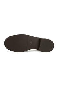 Zool van een bruine schoen met een gestructureerde grip op de neus en hak, maat 37, gemarkeerd "L37" op het gladde middelste deel.