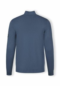 Blå, långärmad pullovertröja med hög krage, ribbade mudd och nederkant, tillverkad av ett mjukt stickat material, med en logotyp på vänster ärm.