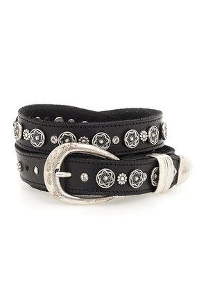 Cintura in pelle nera con borchie floreali argentate e piccole pietre di strass, dotata di una fibbia metallica curvata e finitura testurizzata lungo i bordi.