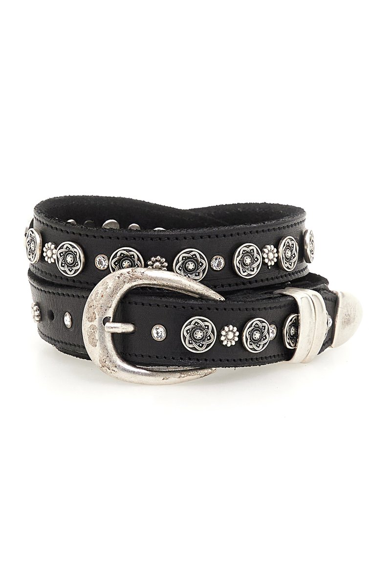 Cintura in pelle nera con borchie floreali argentate e piccole pietre di strass, dotata di una fibbia metallica curvata e finitura testurizzata lungo i bordi.