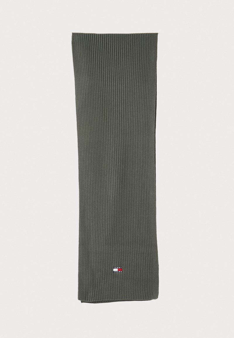 Écharpe côtelée vert olive, fabriquée en tissu doux, présente un petit logo de marque en bas. Forme longue et rectangulaire pour un style polyvalent.