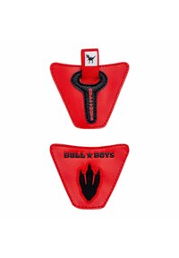 Toppe triangolari rosse in materiale sintetico, con cuciture nere, un anello per l'attacco e una stampa di un artiglio e logo.