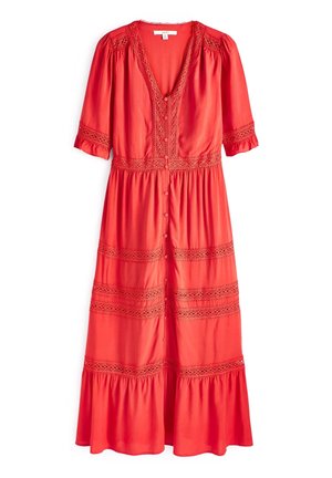 Robe midi rouge avec col en V, boutonnée sur le devant, manches trois-quarts, et panneaux en dentelle décorative sur le corsage, les manches et les volants de la jupe.