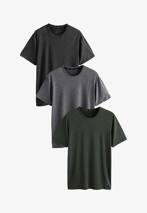 Trzy koszulki z krótkim rękawem wyeksponowane: jedna czarna, jedna ciemnoszara i jedna ciemnozielona, wszystkie o gładkiej, teksturowanej tkaninie i okrągłych dekoltach.