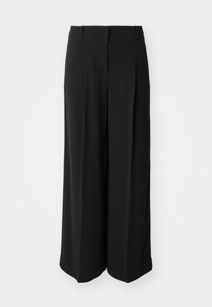 Pantaloni neri a gamba larga realizzati in tessuto liscio, con un'alta vita e pieghe frontali per una vestibilità su misura.