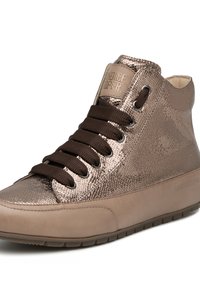 Sneaker alte in rosa oro metallico con una finitura testurizzata. Lacci marroni e logo sulla linguetta. Suola in gomma con una parte anteriore liscia.