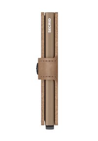 Tarjetero Secrid en cuero marrón claro con un diseño horizontal. Presenta un cierre a presión y ranuras para tarjetas visibles en un lado.