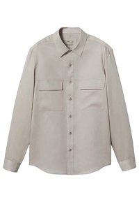 Camisa beige claro de manga larga con botones, hecha de tela suave, con dos bolsillos en el pecho y cuello clásico. Textura lisa, dobladillo curvado.