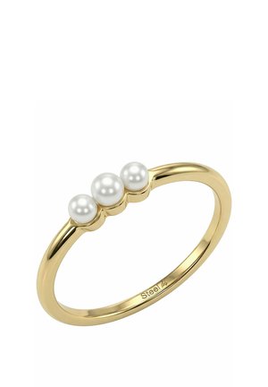 Gouden ringband met drie witte parels van verschillende maten in een rij bovenop geplaatst.