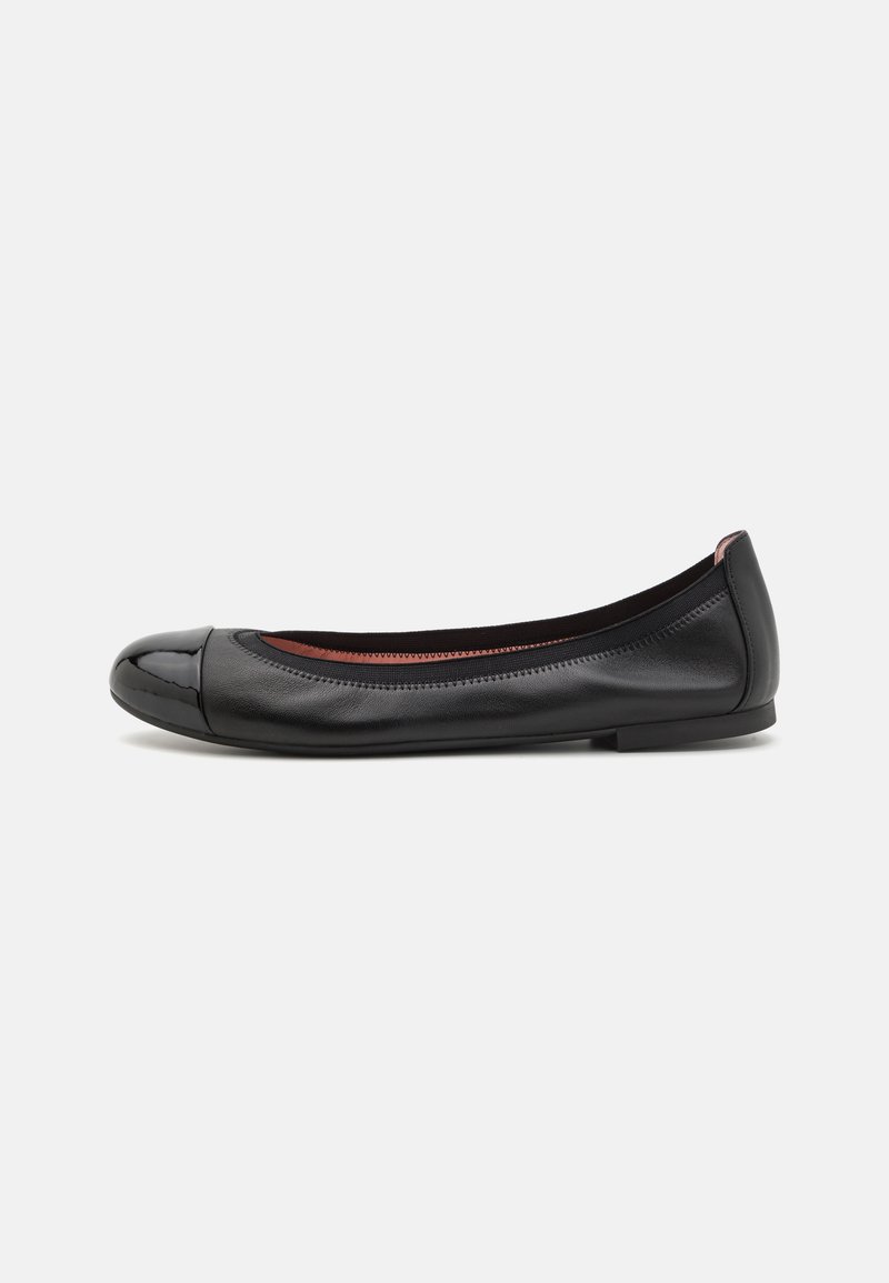 Ballerine in pelle nera con punta arrotondata e dettaglio lucido sulla punta. Presenta una superficie liscia e cuciture sottili lungo il bordo superiore.