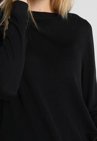 QS Stickad tröja - black