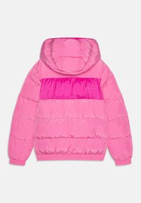 Ružová pufová bundy s kapucňou, s horizontálnym magenta panelom na chrbte, prešívanou textúrou a rebrovanými manžetami a leme.