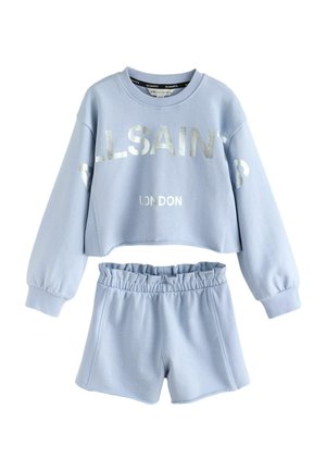 Lichtblauw kort sweatshirt en bijpassende shorts, beide van zachte stof. Het sweatshirt heeft metalen letters met de tekst "ALLSAINTS LONDON." Elastische tailleband bij de shorts.