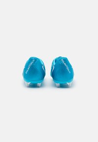 Scarpini da calcio blu con una parte superiore liscia in materiale sintetico, accenti bianchi e una suola in gomma resistente con più tacchetti per la trazione.