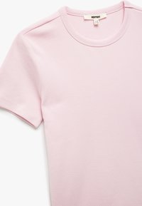 Maglietta a maniche corte rosa chiaro in cotone, con scollatura rotonda e cuciture pulite. Design semplice senza motivi o dettagli.