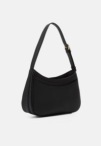 Czarna torebka na ramię o zaokrąglonym kształcie, gładkiej fakturze i regulowanym pasku. Charakteryzuje się subtelnym przeszyciem oraz złotymi akcentami metalowymi.