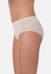 Mutande hipster beige senza cuciture con vita a media altezza, realizzate in materiale liscio ed elastico, senza cuciture o disegni visibili.