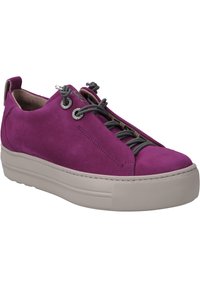 Sneaker in camoscio viola con una suola in gomma bianca spessa. Presenta lacci grigi, occhielli metallici e un collare imbottito per il comfort.